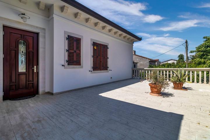 Istra, Umag - unikatna  villa NKP 400 m2 na svega 30 m od mora 