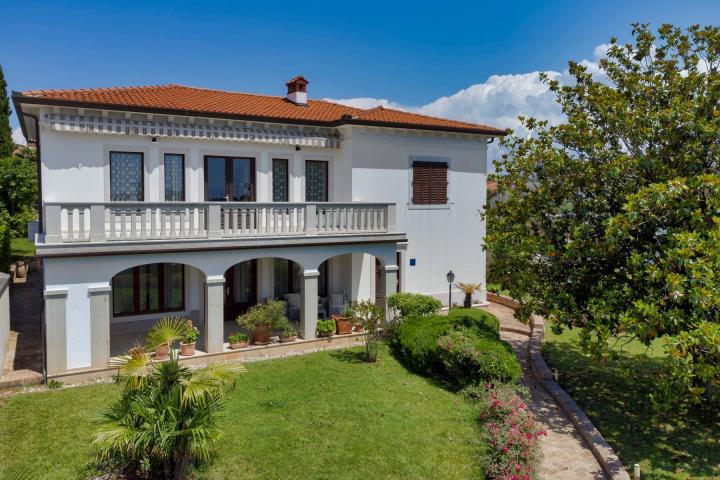 Istra, Umag - unikatna  villa NKP 400 m2 na svega 30 m od mora 