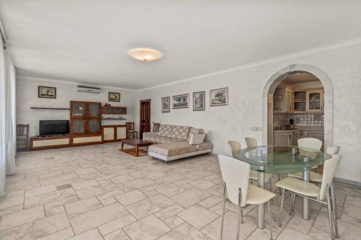 Istra, Umag - unikatna  villa NKP 400 m2 na svega 30 m od mora 