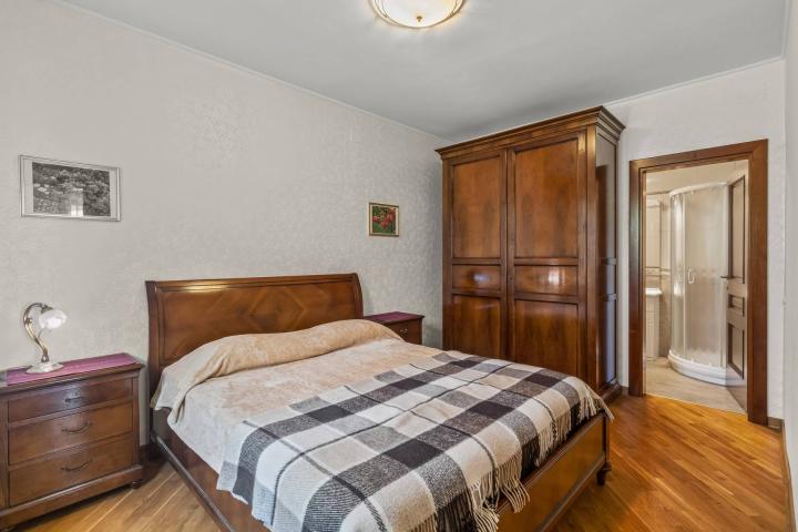 Istra, Umag - unikatna  villa NKP 400 m2 na svega 30 m od mora 