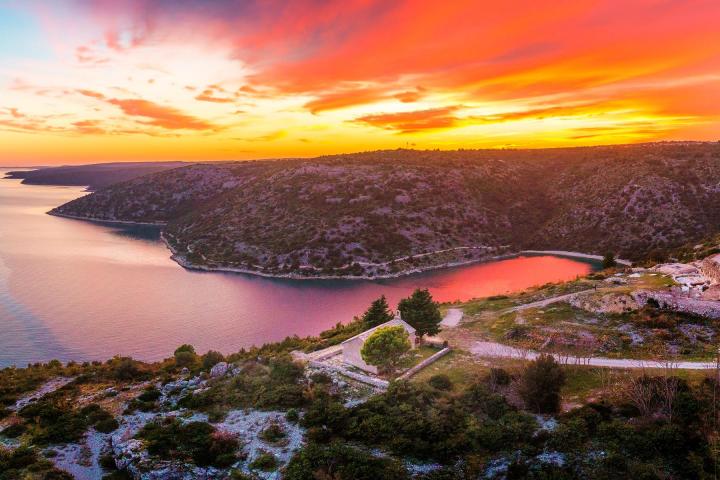 Istra, Rakalj, moderna vila s velikim vanjskim grijanim bazenom i velikom okućnicom