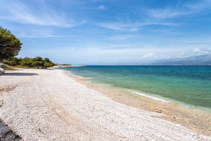 Brač, Supetar, građevinsko zemljište, uz samo more