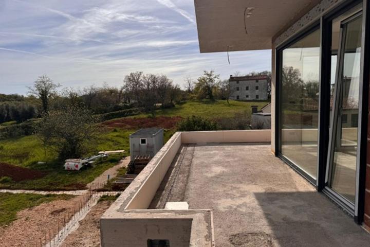 Istra, Poreč,  moderna i elegantna samostojeća vila NKP 233 m2 na  uređenoj okućnici 