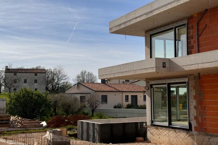 Istra, Poreč,  moderna i elegantna samostojeća vila NKP 233 m2 na  uređenoj okućnici 