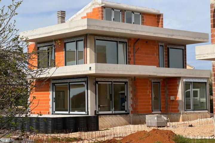 Istra, Poreč,  moderna i elegantna samostojeća vila NKP 233 m2 na  uređenoj okućnici 