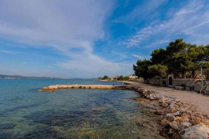 Otok Pašman, Dobropoljana, iznimna kamena vila u drugom redu do mora