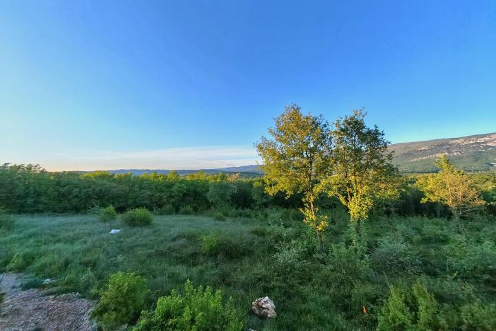 Istra, Kršan - građevinsko zemljište na mirnoj lokaciji s putem, 948 m2