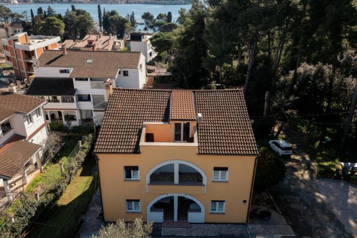 Istra, Rovinj, apartmanska kuća od 400m2 na 150 metara od mora