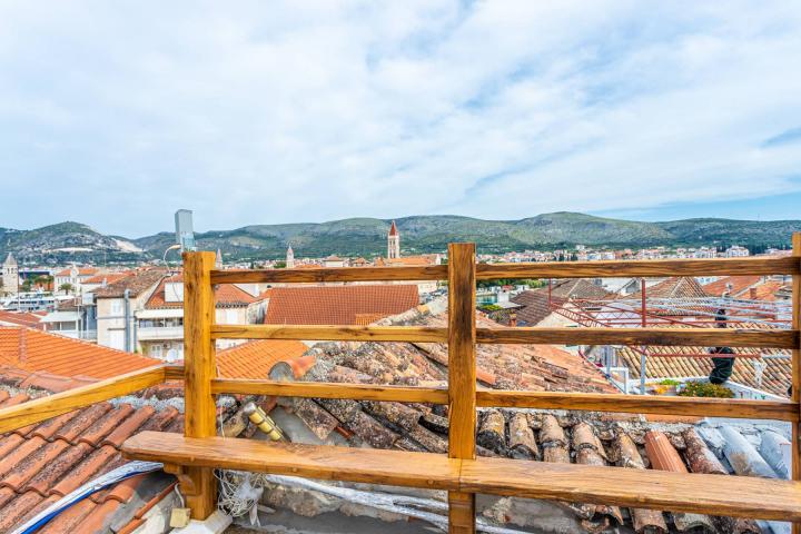 Trogir,  autohtona kamena kuća s pogledom na more