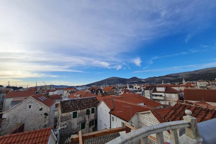 Trogir,  autohtona kamena kuća s pogledom na more