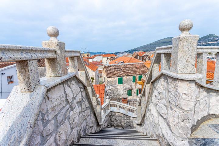 Trogir,  autohtona kamena kuća s pogledom na more