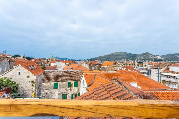 Trogir,  autohtona kamena kuća s pogledom na more