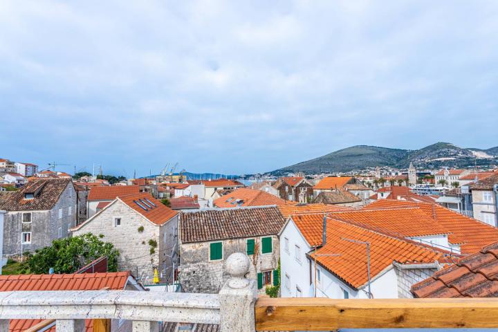 Trogir,  autohtona kamena kuća s pogledom na more