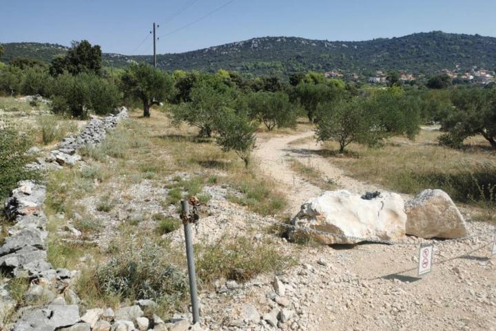 Vinišće, građevinsko zemljište 300 metara od mora