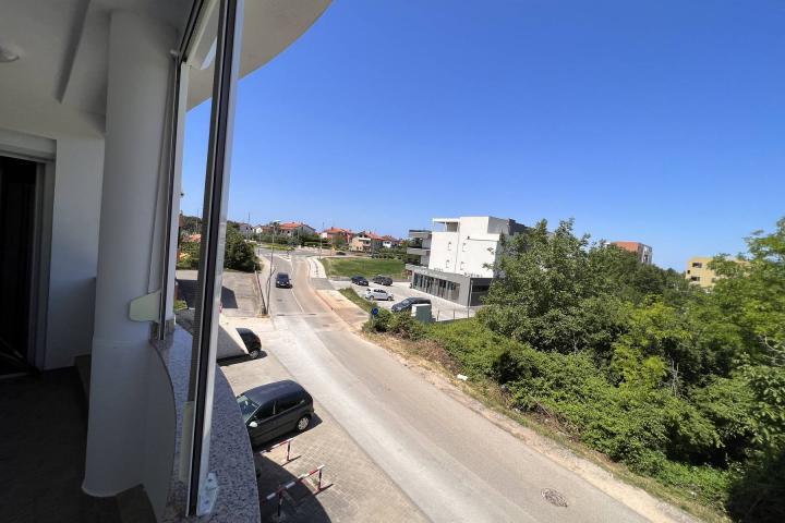 Istra, Umag, Četverosoban stan u širem centru, 85m2