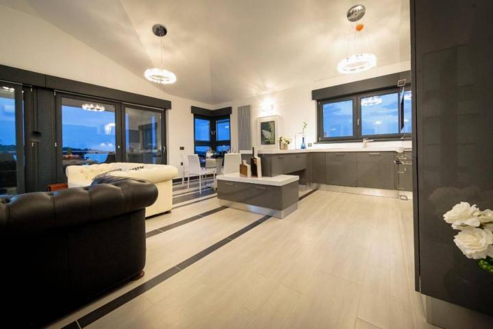 Pula okolica, trosobni penthouse, drugi kat, ukupno 157 m2, pogled na more, garaža