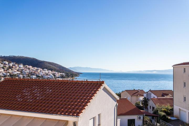 Okrug Gornji, dvojna kuća s pogledom na more