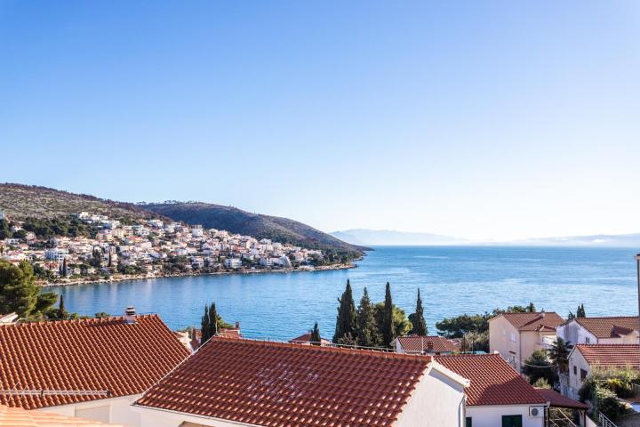 Okrug Gornji, dvojna kuća s pogledom na more