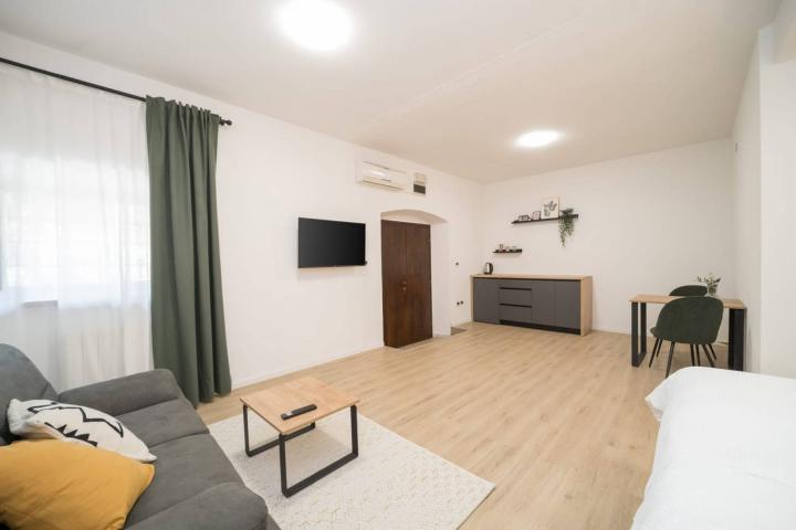 Istra, Umag, novouređeni aparthotel u blizini mora, 400m2