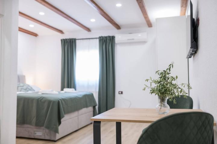 Istra, Umag, novouređeni aparthotel u blizini mora, 400m2