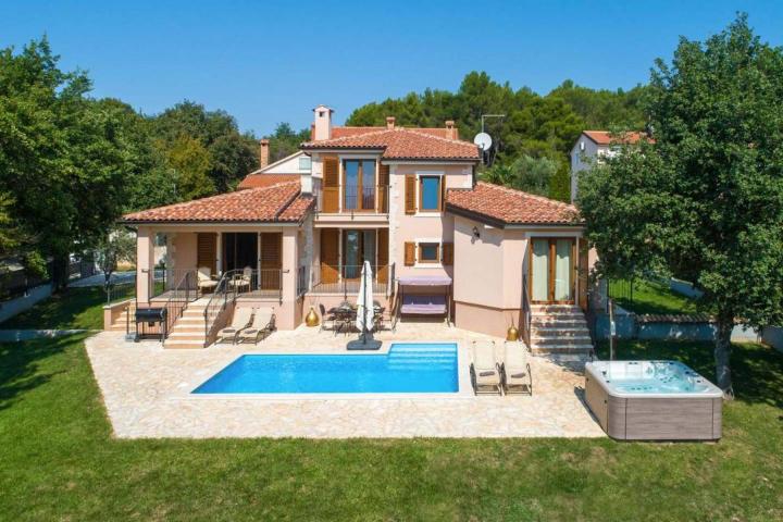 Poreč - Fuškulin, prekrasna vila okružena zelenilom, NKP 165 m2, na velikoj uređenoj okućnici 