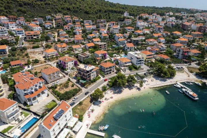 Trogir, Čiovo, građevinsko zemljište na elitnoj lokaciji , prvi red do mora