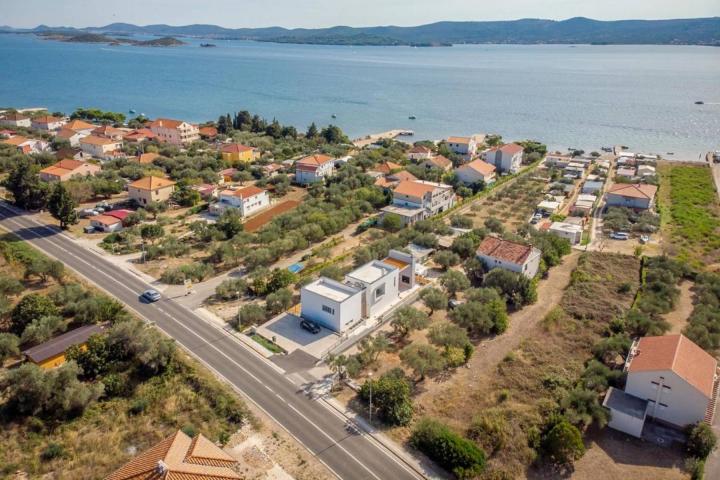 Biograd na Moru - moderna vila s bazenom na odličnoj lokaciji 