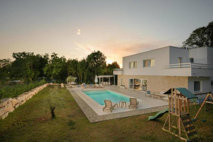 Istra, Žminj, prekrasna vila od 160 m2, na velikoj okućnici od 1100 m2