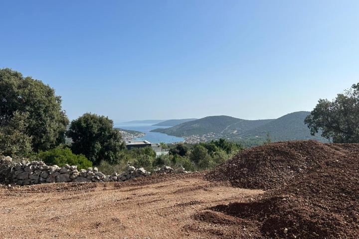 Vinišće, građevinsko zemljište, s pogledom na more