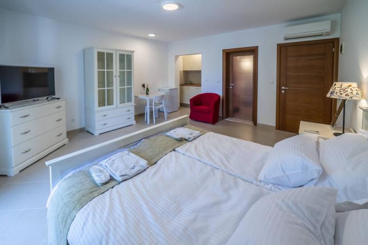 Split, Čiovo, moderna villa/boutique hotel s 8 apartmana, prvi red do mora