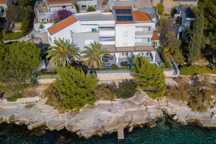 Split, Čiovo, moderna villa/boutique hotel s 8 apartmana, prvi red do mora