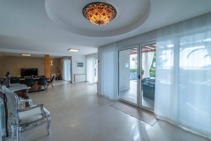 Split, Čiovo, moderna villa/boutique hotel s 8 apartmana, prvi red do mora