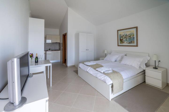 Split, Čiovo, moderna villa/boutique hotel s 8 apartmana, prvi red do mora