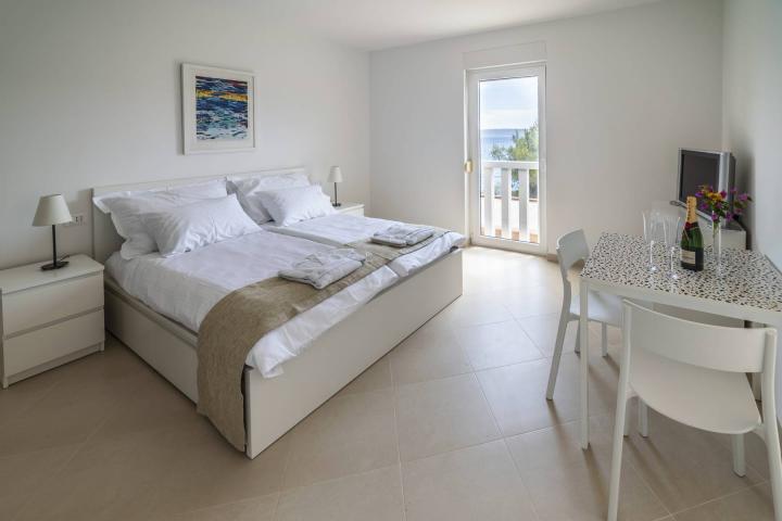 Split, Čiovo, moderna villa/boutique hotel s 8 apartmana, prvi red do mora