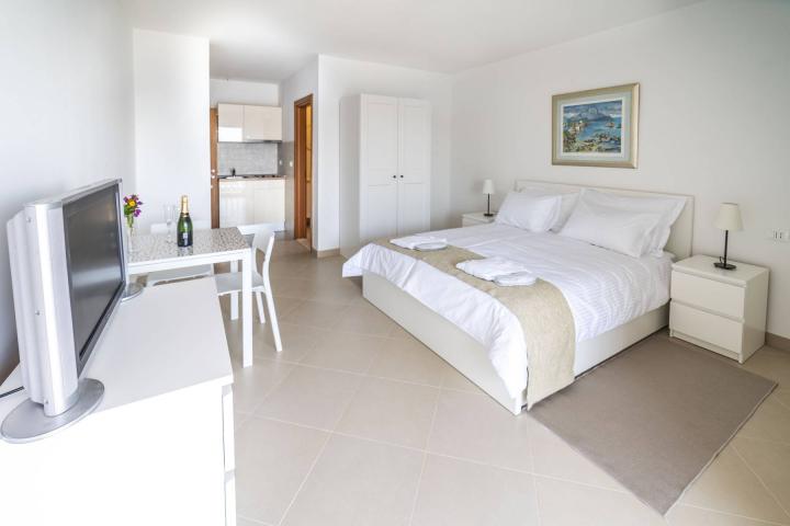 Split, Čiovo, moderna villa/boutique hotel s 8 apartmana, prvi red do mora