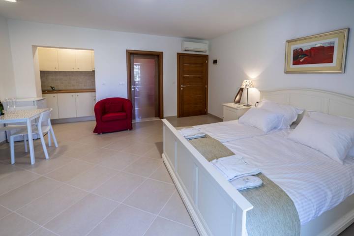 Split, Čiovo, moderna villa/boutique hotel s 8 apartmana, prvi red do mora