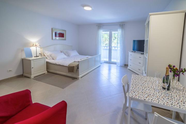 Split, Čiovo, moderna villa/boutique hotel s 8 apartmana, prvi red do mora