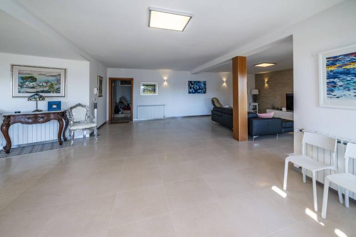 Split, Čiovo, moderna villa/boutique hotel s 8 apartmana, prvi red do mora