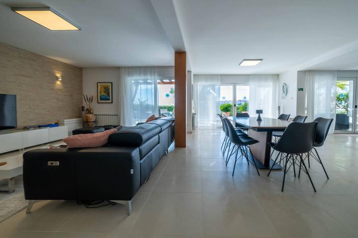 Split, Čiovo, moderna villa/boutique hotel s 8 apartmana, prvi red do mora