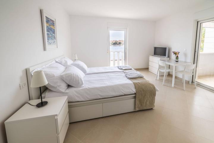 Split, Čiovo, moderna villa/boutique hotel s 8 apartmana, prvi red do mora