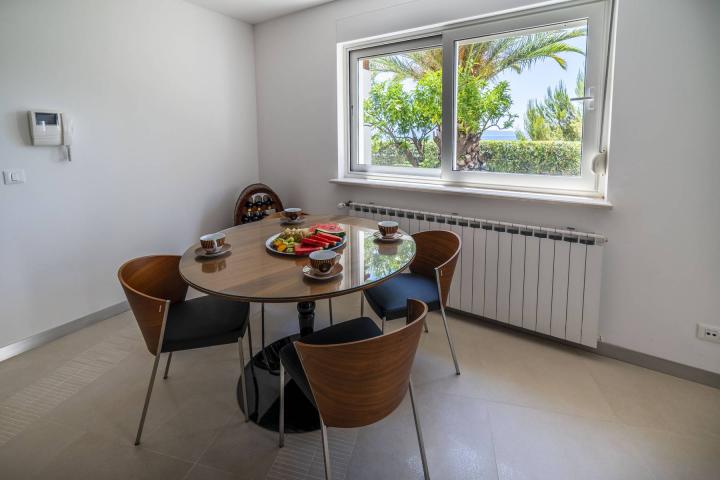 Split, Čiovo, moderna villa/boutique hotel s 8 apartmana, prvi red do mora