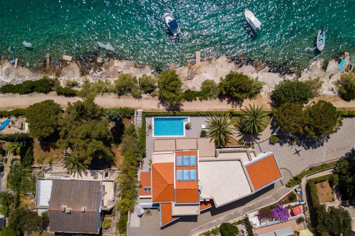 Split, Čiovo, moderna villa/boutique hotel s 8 apartmana, prvi red do mora