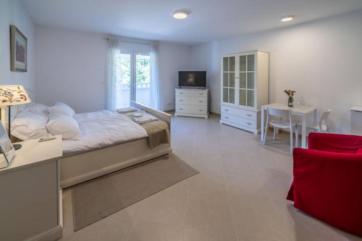 Split, Čiovo, moderna villa/boutique hotel s 8 apartmana, prvi red do mora