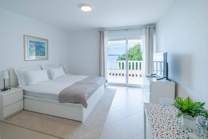 Split, Čiovo, moderna villa/boutique hotel s 8 apartmana, prvi red do mora