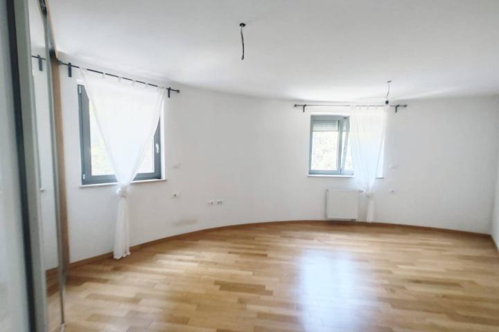 Pula, trosoban stan s garažom i liftom NKP 122, 27m2