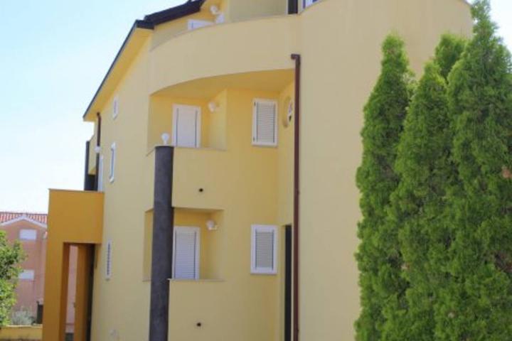 Vodice, odlična vila 850 m2 na top lokaciji