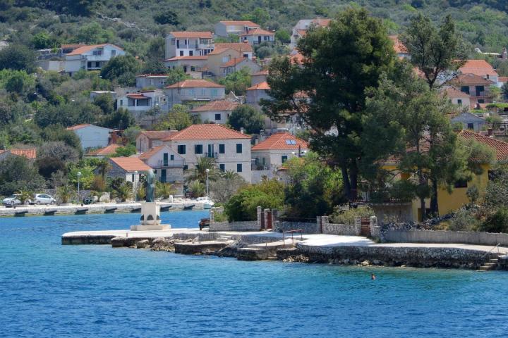 Drvenik Veliki, lijepa kuća s velikim dvorom i dodatno građevnom parcelom