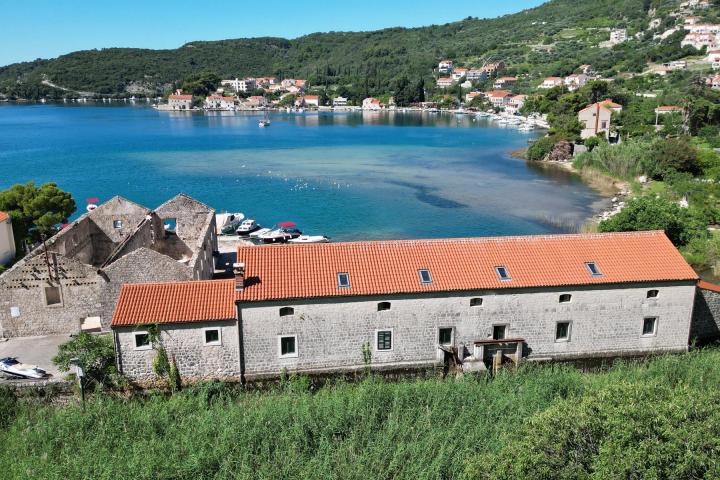 Dubrovnik - okolica, dva kamena objekta prvi red do mora