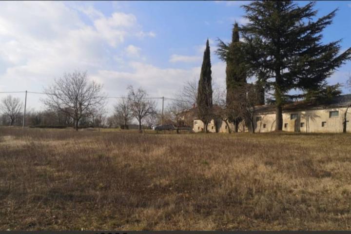 Istra, Žminj - 3816 m2 građevinske parcele sa stambenim objektom i priključcima