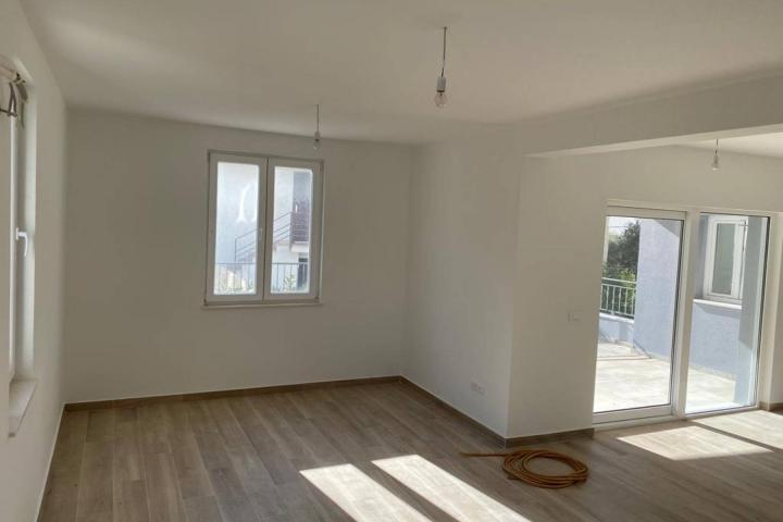 Bol, atraktivan četverosoban apartman NKP 89 m2 s vrtom NOVOGRADNJA